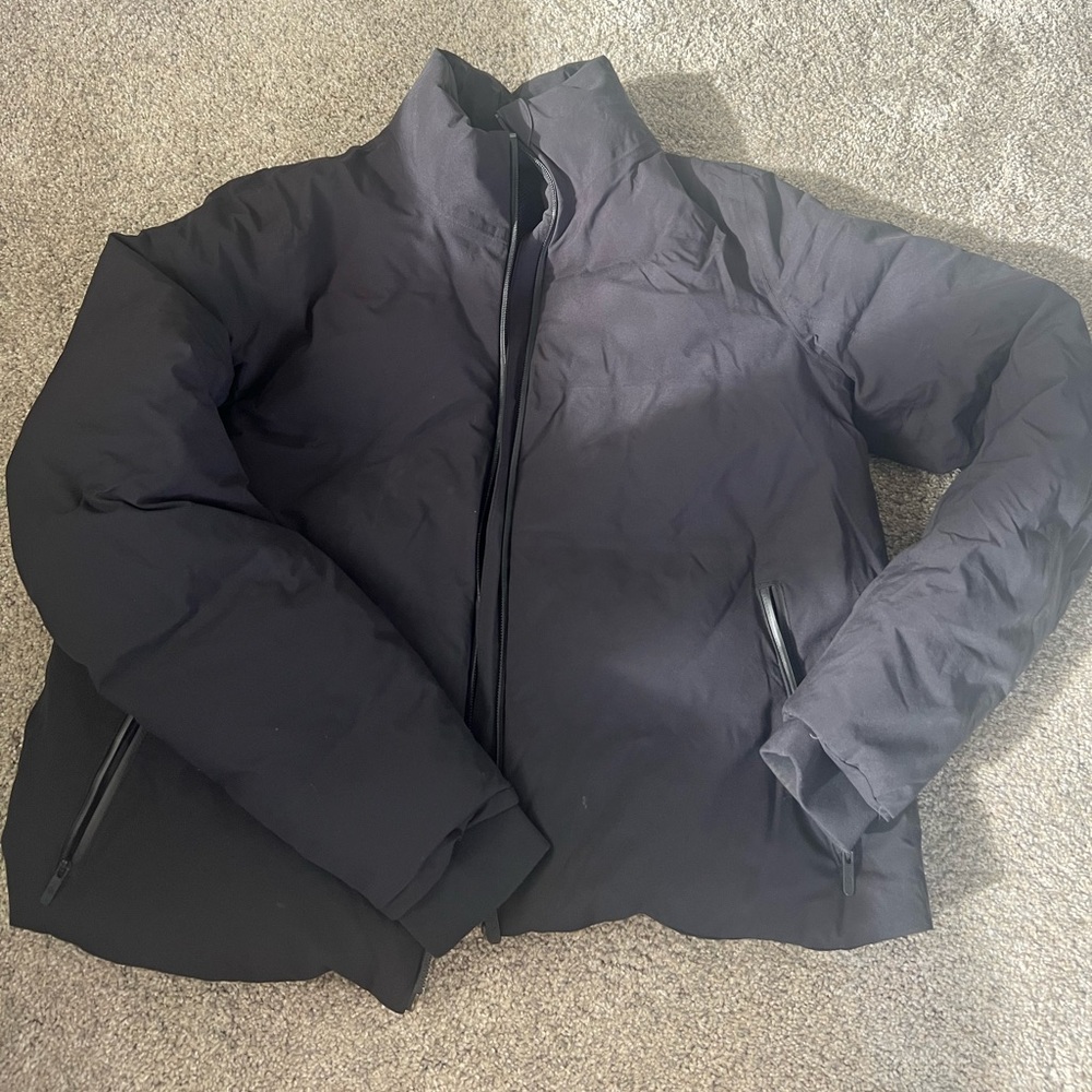 Super cute in great condition black lululemon puffer jacket! No flaws
